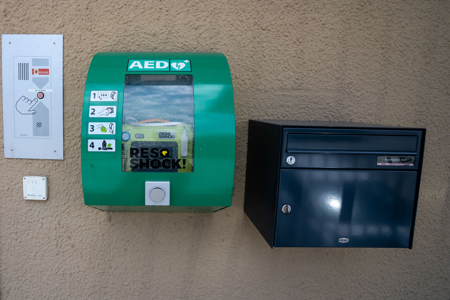 Defibrillator bei Gemeindehaus